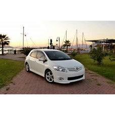 Боковые пороги (грунтованные под покраску) для Toyota Auris 2007-2012 гг