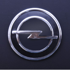 Емблема "Opel" 75мм пластик чорна+хром 2 пуклі+скотч вигнута (Vectra перед 86-91)